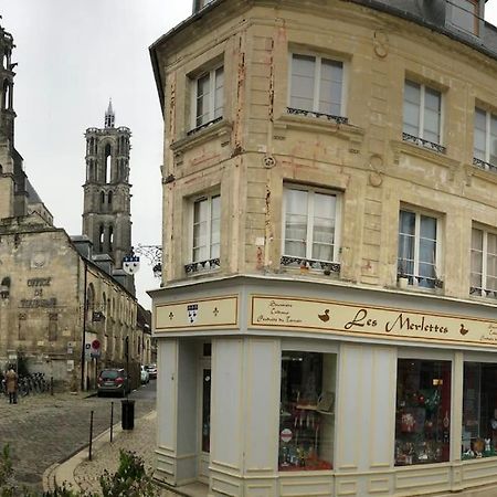 Suite de charme au pied de la cathédrale Laon Esterno foto