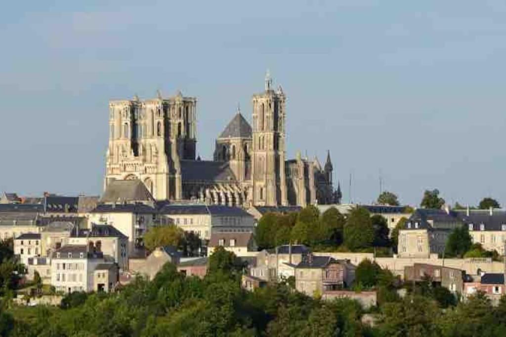 Suite de charme au pied de la cathédrale Laon Esterno foto