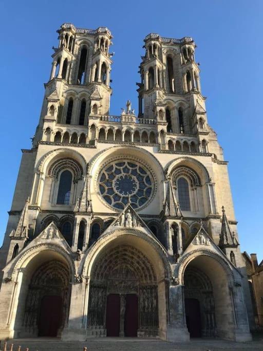 Suite de charme au pied de la cathédrale Laon Esterno foto